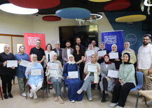 اختتام دورة "English for Business" ضمن أنشطة البيت الأمريكي في الخليل وتخريج المشاركين