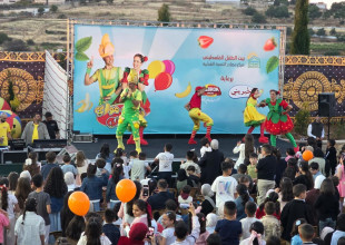 Hebron YDRC Organizes Fozi Mozi and Tutti Show Amid Attendance by Hundreds of Children and Families