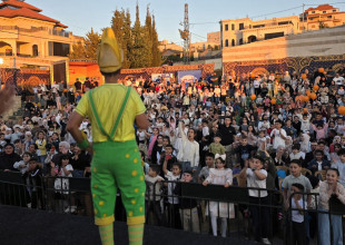 Hebron YDRC Organizes Fozi Mozi and Tutti Show Amid Attendance by Hundreds of Children and Families