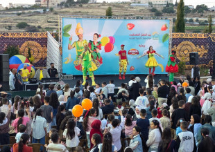 Hebron YDRC Organizes Fozi Mozi and Tutti Show Amid Attendance by Hundreds of Children and Families