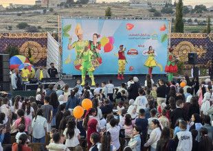 Hebron YDRC Organizes Fozi Mozi and Tutti Show Amid Attendance by Hundreds of Children and Families