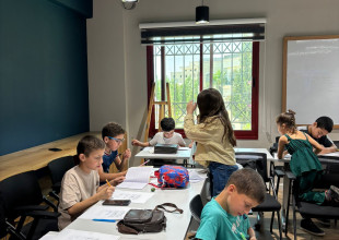 اختتام دورتين في اللغة الإنجليزية بأساليب حديثة ضمن برنامج البيت الأمريكي وسط تفاعل لافت