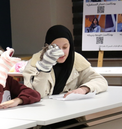 من الخجل إلى الإبداع: رحلة حنين في مركز مصادر التنمية الشبابية